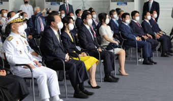 尹·권성동, 문자 파문 2일 만에 조우…김건희 여사도
