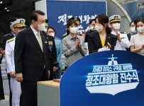 김건희 여사, 도끼로 쾅…정조대왕함 진수선 절단