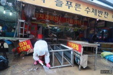 [머니S포토] 수해 복구 작업중인 남성사계시장
