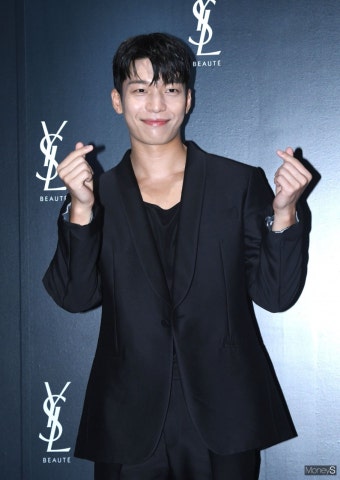 [머니S포토] 위하준 '하트 발사~'