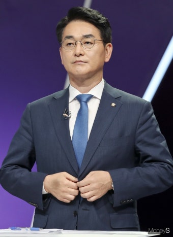 [머니S포토] 100분토론 박용진, 다소 긴장한 모습