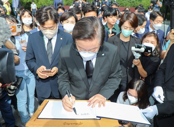 이재명, 봉하 찾아 노무현 정신 계승 다짐…TV토론 준비에 분주