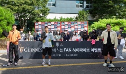 [머니S포토] 기네스, 국가대표축구팀 팬 하이파이브 이벤트 진행