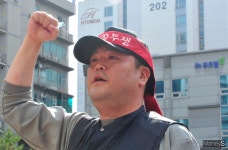 [머니S포토] 구호 외치는 푸르밀 노조원들
