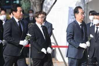 [머니S포토] 이태원 사고 사망자 합동분향소 찾은 한덕수·오세훈