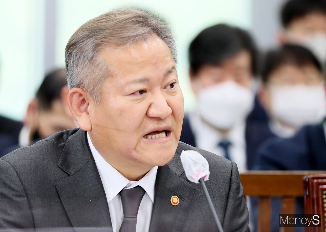 윤석열 대통령, 이상민 사의 수용에 대한 여론 갈등 고조