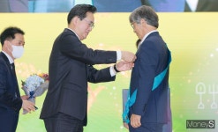 [머니S포토] 제27회 농업인의날, 해평농장 금탑산업훈장 수상
