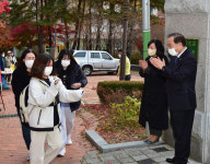 하윤수 부산교육감, 사상 첫 안방수능 기장군 수험생 격려