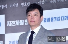 "학생들 너무 두렵다"… 이범수 갑질 의혹, ♥이윤진 입 열었다