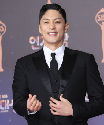 [2022 SBS 연기대상] 배우 성훈, 하트도 '심쿵' (포토)