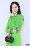 [머니S포토] 신현빈, 푸르릇 심쿵 손하트