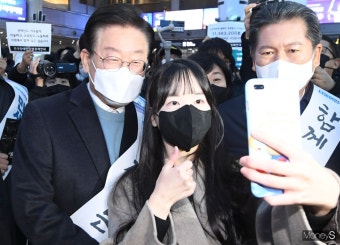 [머니S포토] 이재명 대표 '귀성객과 셀카'