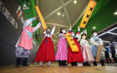 세배하며 어른에게 세뱃돈 드린다?… 나라마다 다른 설문화