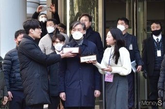 [머니S포토] 실형 조국 