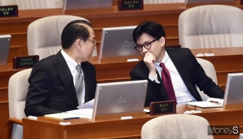 [머니S포토] 대정부 질문 첫날, 의견 나누는 한동훈·권영세 장관