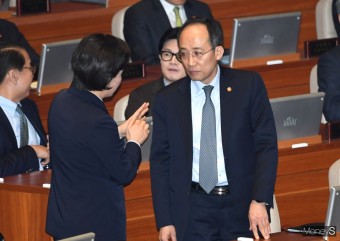 [머니S포토] 양향자 의원과 대화하는 추경호 부총리