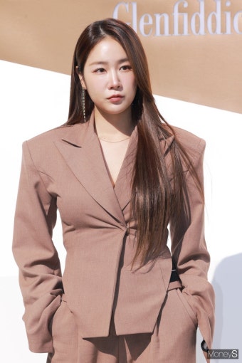 [머니S포토] 소유, 봄햇살 받으며…