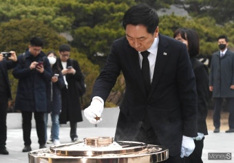 [머니S포토] 현충탑 참배하는 김기현 국민의힘 신임 당대표