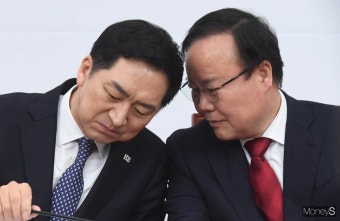 [머니S포토] 귀엣말 나누는 김기현 신임 대표와 김재원 최고위원