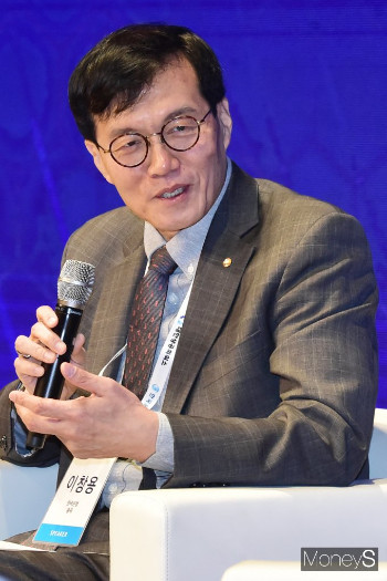 한국은행 총재와 국회의장, 경제 위기에 대한 의견 충돌 현황 엿봤다