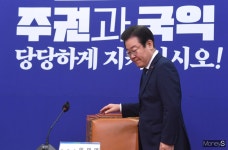 [머니S포토] 긴급 기자회견에 참석하는 이재명 대표