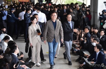 [머니S포토] 송영길 전 민주장 대표, 검찰 자진 출석속에…