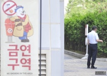 [포토스토리] 오늘은 금연의 날… 흡연부스 밖에서도 뻑뻑