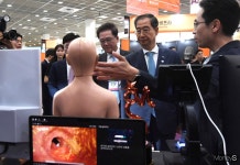 [머니S포토] 바이오 벤처기업 둘러보는 한덕수 총리