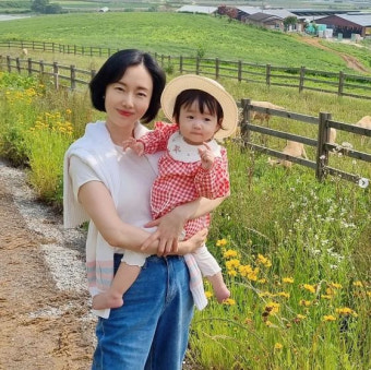 배우 이정현, 딸과 찍은 사진 공개… 