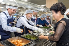 [머니S포토]광주은행 보양식 드시고 말복더위 물리치세요
