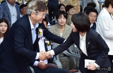 [머니S포토] 서해선 일산역 연장 개통식, 인사 나누는 이동환 시장·홍정민 의원