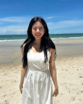 여름 보내줄래…안유진, 화이트 원피스 입은 해변의 여인