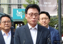 [머니S포토] 이재명 면담, 취재진 질문 답하는 박광온