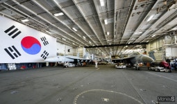 해군특수전전단 해난구조전대(DSRV 격납고) | [머니S포토] 로널드 레이건함 격납고에 걸린 태극기