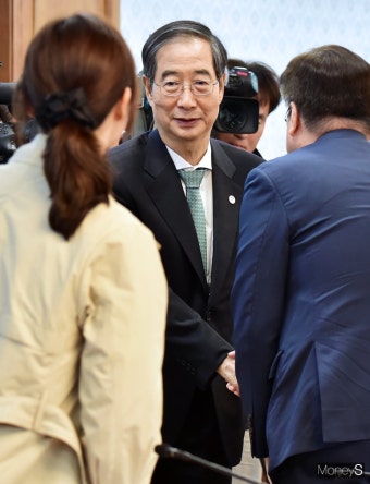 [머니S포토] 지역의료 혁신 이행 장관회의 참석한 한덕수 총리