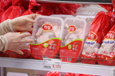 곤충? 기생충? 하림 생닭서 벌레 나왔다