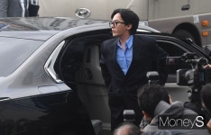 안경에 차량까지 핫하다… 경찰 출석 지드래곤 패션