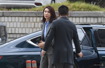 [머니S픽] 최태원 회장과 이혼소송 변론 직접 법정 출석한 노소영 관장