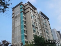 [르포] 공사 멈춘 강남의 주상복합… 공기 지연에 빚더미