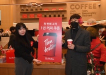 [머니S포토] 첫 번째 고객 팀홀튼 1년 커피 쿠폰