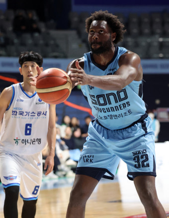 프로농구 소노 오누아쿠, 상대 선수 밀어 허리 골절… 벌금 300만원