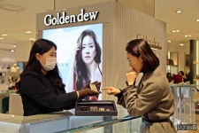 [머니S포토]광주신세계 청룡 기운 담은 골드바 간직하세요