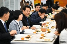 [머니S포토] 오세훈 시장 직원들과 함께 떡국점심