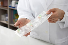 80대 약사 명의 빌려 약국 차린 부부… 감옥살이 늘어난 이유?