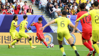 이강인, 말레이시아전 '환상' 감아 차기… GK 자책골→득점 '정정'