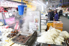 [머니S포토] 설맞이로 분주한 삼미시장, 모처럼 활기 가득