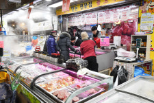 [머니S포토] 설맞이로 분주한 삼미시장, 모처럼 활기 가득