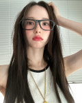 김지연, 두꺼운 뿔테 안경 하나로 긱 시크 매력 장착