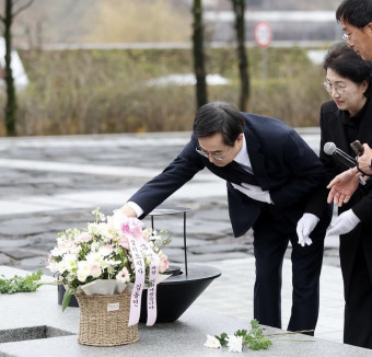 김동연, 노무현 전 대통령 묘역 참배…