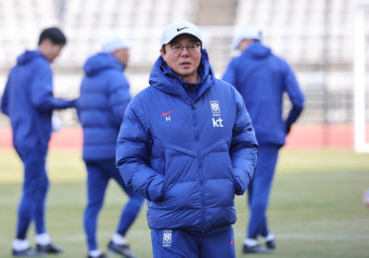 '하극상·카드게임' 논란 후 첫 소집… 황선홍 감독 